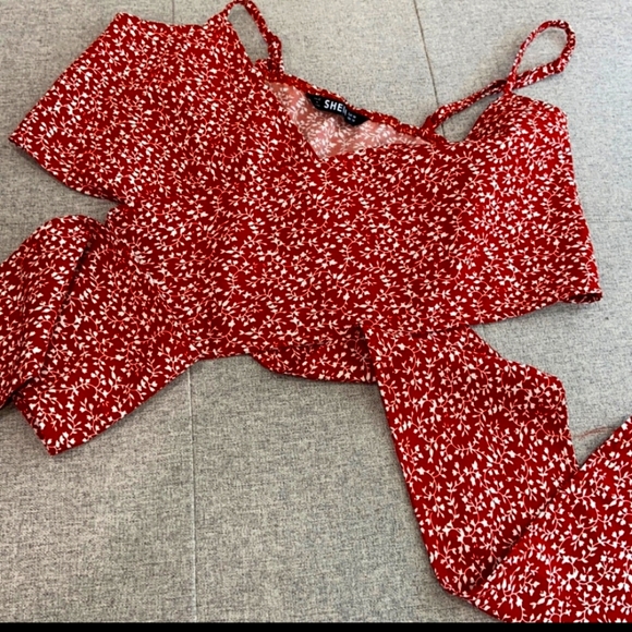 New! Tie front floral crop top - Picture 1 of 1